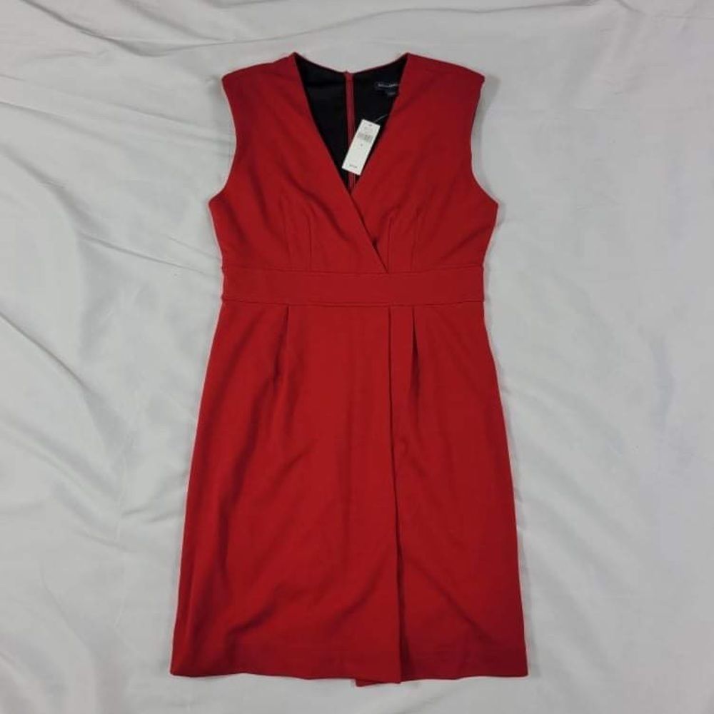 BANANA REPUBLIC Red, Sleeveless, Vneck, Sheath Dress. Size 6.